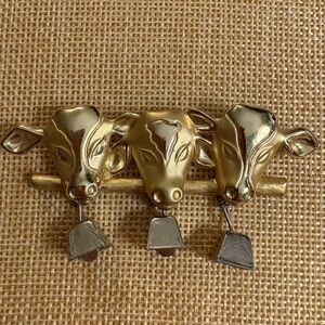 VTG AJC Gold Tone Three Cows Head Brooch With Dangling Bells Barnyard Signed Pin